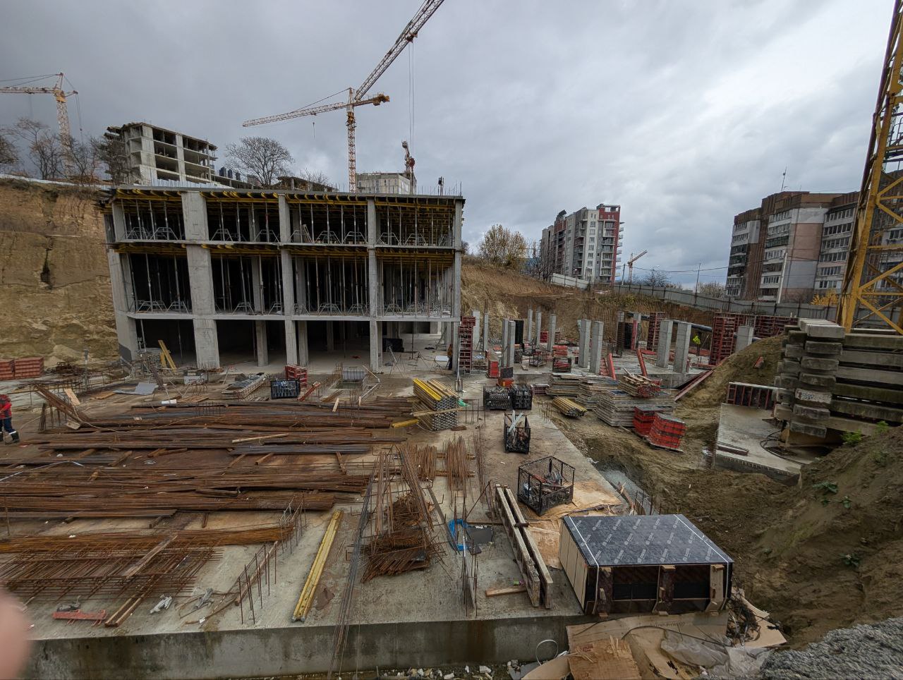 Листопад 2025